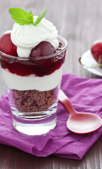 Mamsells Catering Bremen, Foto Crunch Schokoladen zubereitung mit Quark Sahne und Bio Kirschen